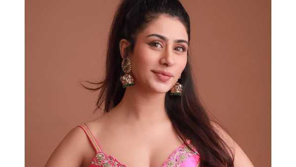 మ్యూజిక్ ఆల్బమ్స్‌తో వారినా హుస్సేన్