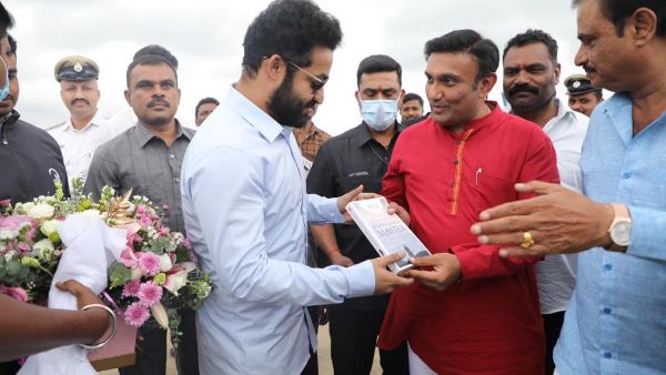 Karnataka ministers came to airport to receive Tarak today occasion on karnataka ratna award Karnataka ministers came to airport to receive Tarak today occasion on karnataka ratna award