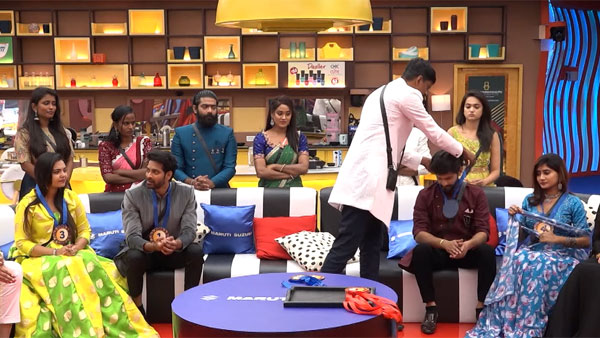 సిగ్గుపడి వెనక్కి తిరిగింది..