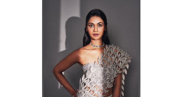 ఖరీదైన చీరతో వైరల్