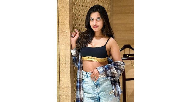 హాట్ ట్రీట్ ఇస్తోన్న భామ