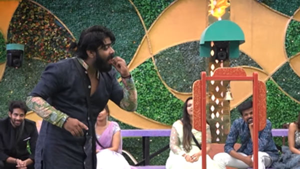 నాలుక బయటపెట్టి పాడమని..