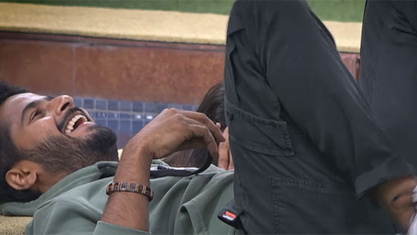 గాల్లో కాళ్లు ఊపుతూ అలా..