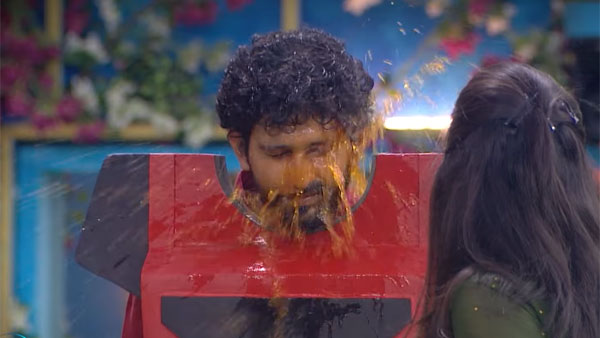 ఎరుపు రంగు నీళ్లు కొట్టి..