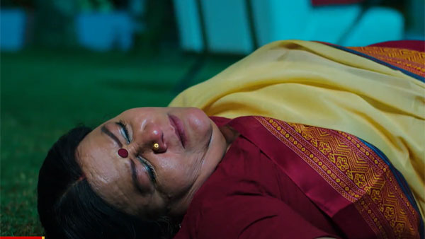  కింద పడిపోయిన అనసూయ