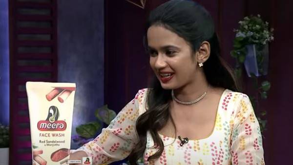  అమ్మాయిలు కొట్టుకుంటుంటే..