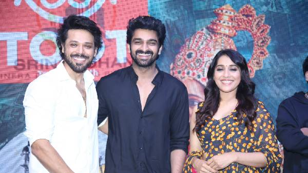 రష్మీ గౌతమ్ ఆటోలో తిరుగుతూ