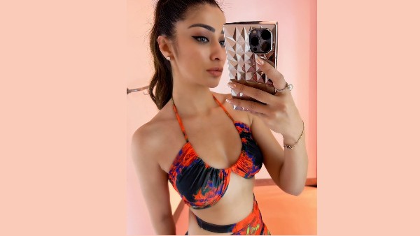 అందాల ఆరబోత..