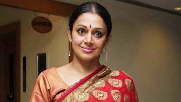 సూపర్ స్టార్ తల్లిగా శోభన