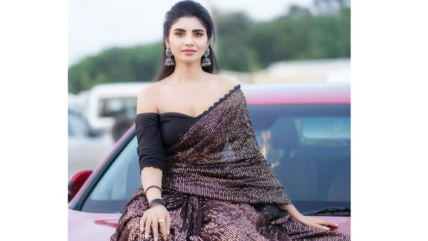  గ్లామర్ ట్రీట్‌తో హడావిడి చేసి