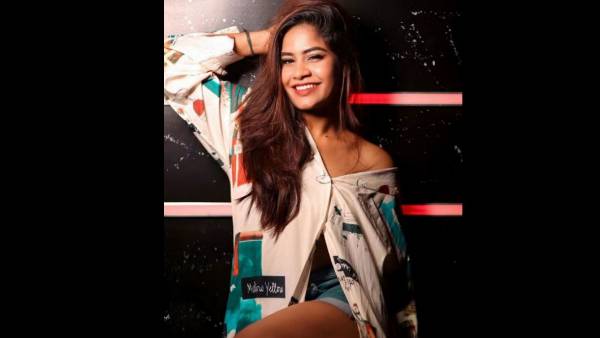 షర్ట్ విప్పేసిన తెలుగు బ్యూటీ