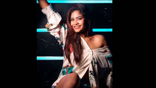  అందాలను ఆరబోస్తూ సందడి