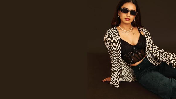 షర్ట్ విప్పి అందాల ఆరబోత..