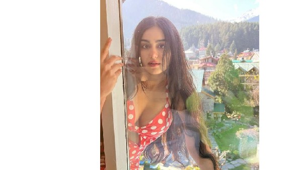 అందాలన్నీ చూపిస్తూ రచ్చ