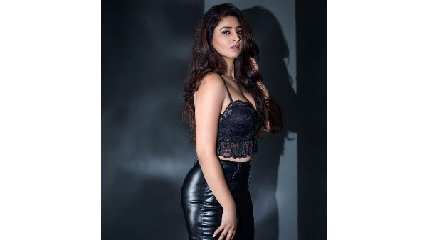 వర్షిణి హాట్ ఫొటోషూట్ వైరల్