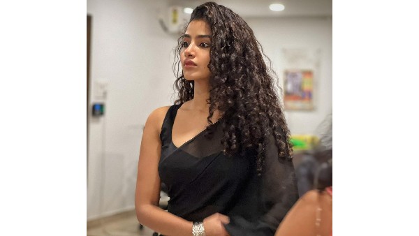 కొంగుచాటు అందాలతో..