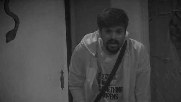 డార్క్ రూమ్ గా కన్ఫెషన్ రూమ్..