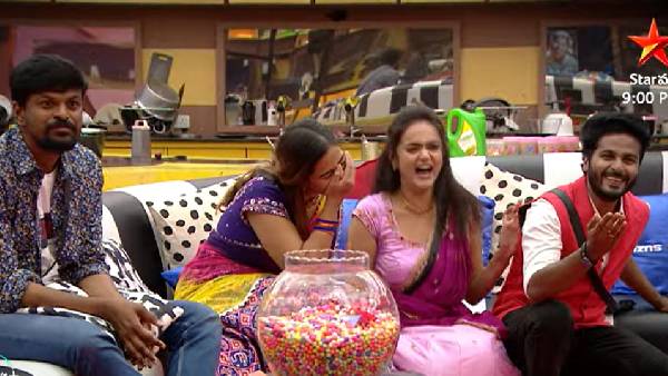 చక్కిలిగింతలు అవుతాయని..