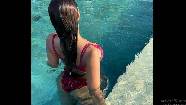 ఇసుక తిన్నెల్లో అలాంటి పోజు..