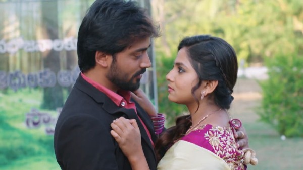 వసుధారను పట్టుకున్న రిషి..