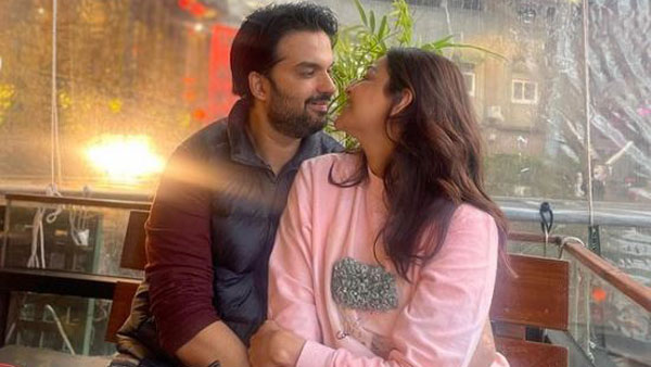 భర్తతో రొమాంటిక్ పిక్స్