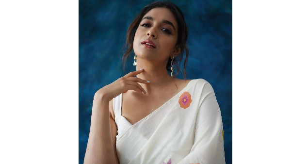 Keerthy Suresh: స్లీవ్ లెస్ చీరలో కీర్తి సురేష్ గ్లామర్ షో.. స్టన్నింగ్ గా 'మహానటి' స్టిల్స్