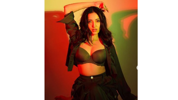 సోషల్ మీడియాలో యాక్టివ్