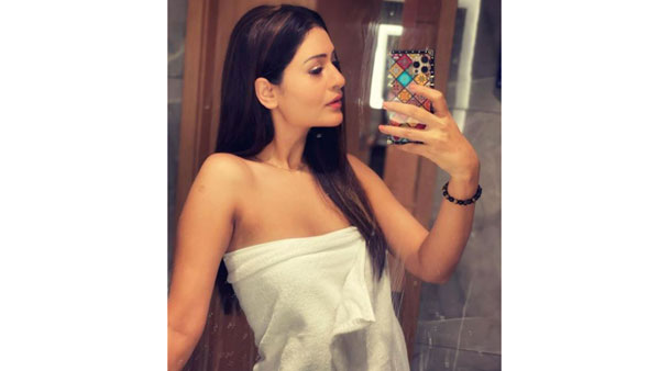 అందాలను ఆరబోస్తూ రచ్చ