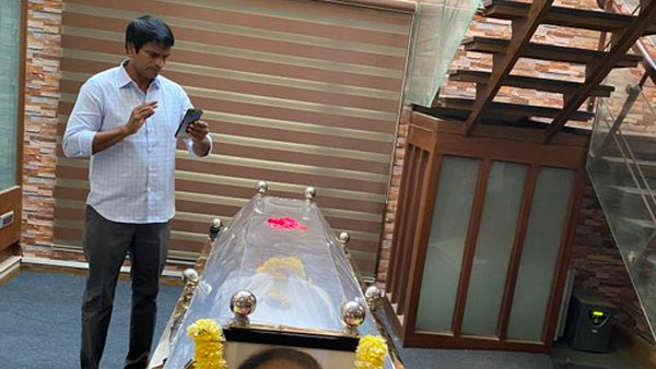 నవ్వుతూ ఈ లోకం నుంచి..