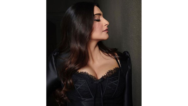 మళ్లీ రెచ్చిపోయిందిగా