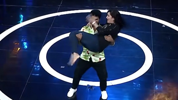 రెండు టీమ్‌లతో పోటాపోటీగా