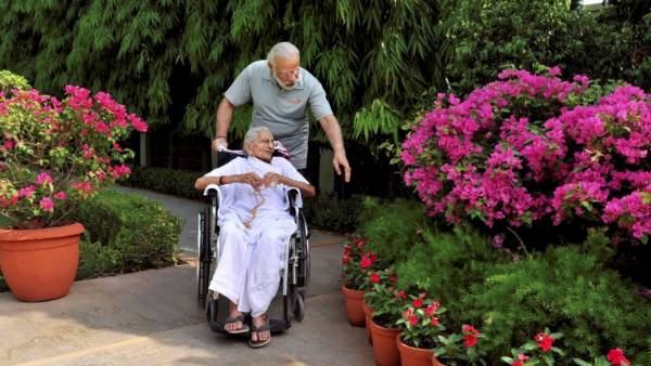 Pawan Kalyan, Akshay Kumar, Kangana Ranaut condolences Narendra Modi mother Heerabens death