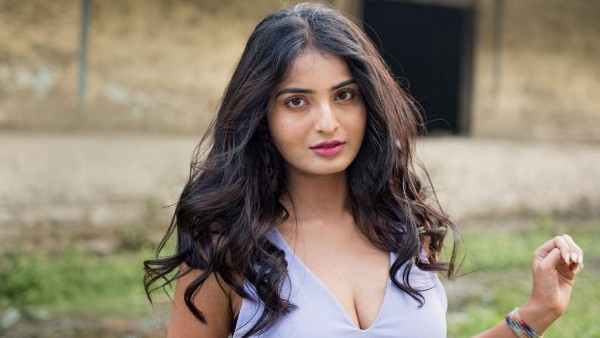 గ్లామర్ షోతో రెచ్చగొడుతూనే