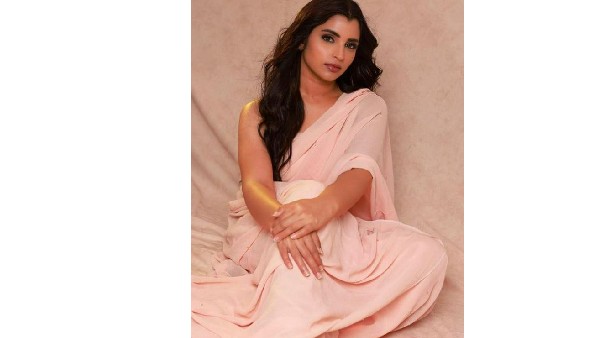 హాట్ షో చేస్తూ రెచ్చగొడుతూ