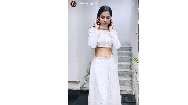  వైట్ డ్రెస్సులో..