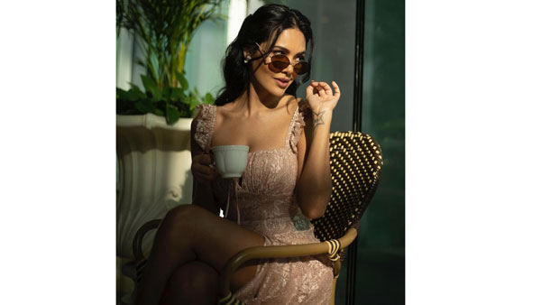 స్లీవ్ లెస్ డ్రెస్సులో కూడా..