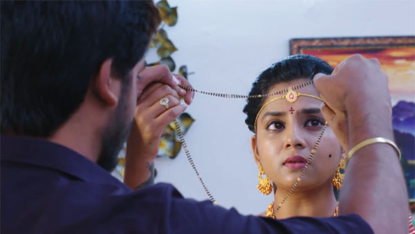 వసు మెడలో తాళి..