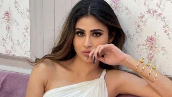 సెల్ఫీతో లోతైన ఎద అందాలు..