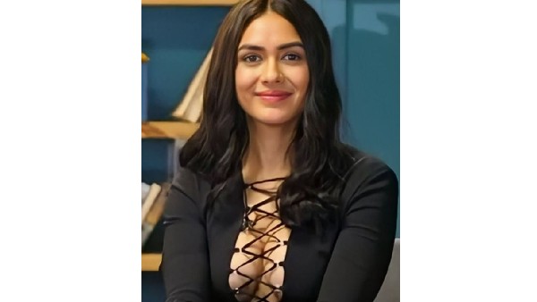 ఎక్కువగా అందాలు చూపిస్తూ