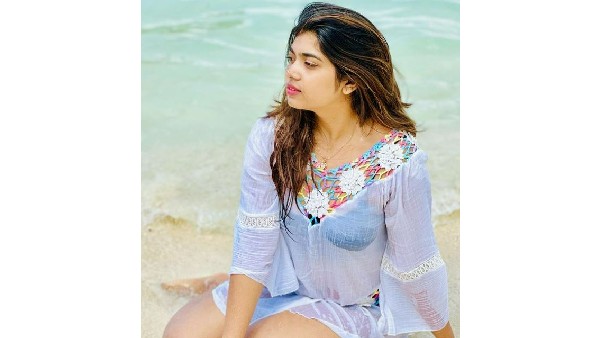 అందాలను ఆరబోస్తోంది