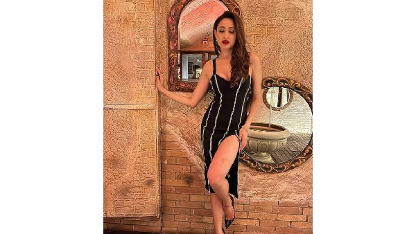 అందాలను ఆరబోస్తూనే