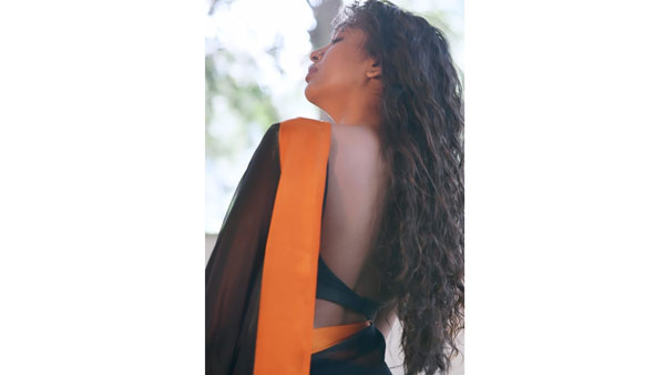 నల్ల చీరలో అందంగా..