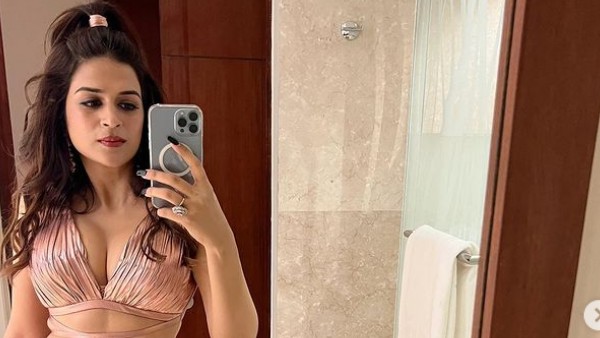 సెల్ఫీ పిక్ లో అందాలు..