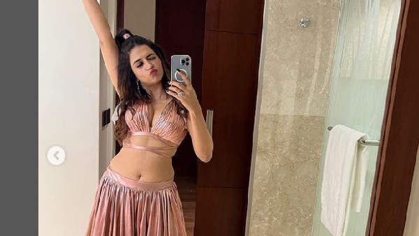 అన్ని చూపిస్తూ..