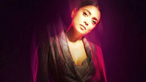 రెడ్ కలర్ లైట్ లో..