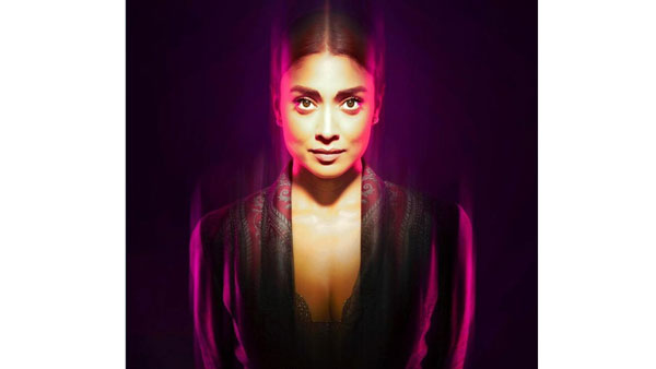 డార్క్ రూమ్ లో అందాలు..