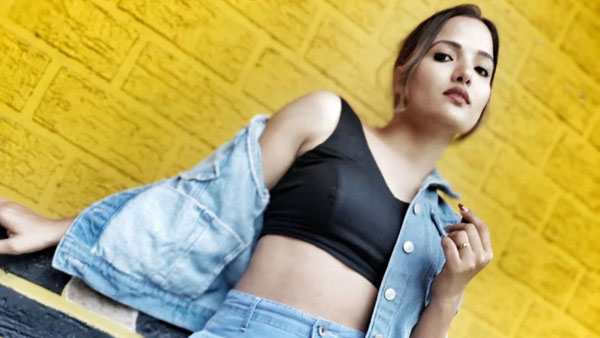 హాట్ ట్రీట్ ఇస్తూ..