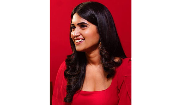 అందాలను ఆరబోస్తోందిగా