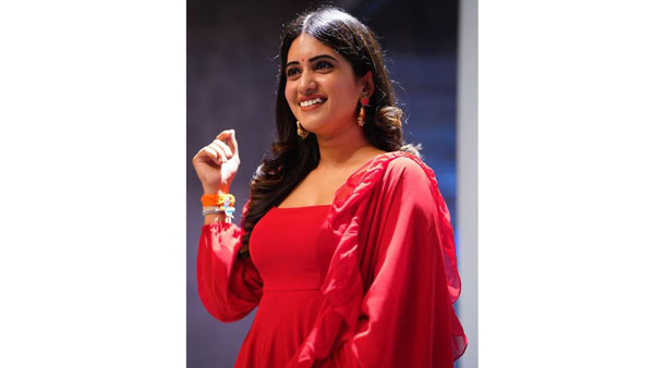 స్రవంతి క్లీవేజ్ షోతో రచ్చ