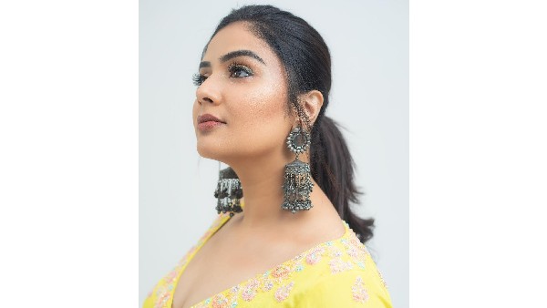 క్లీవేజ్ షోతో కూడా..